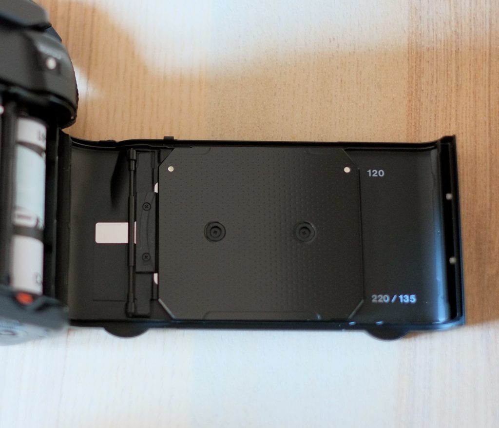 Mamiya 7ii - il dorso, sportello